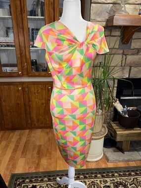 VfEmage vibrant colored kaleidoscope pattern with twist front neckline euc